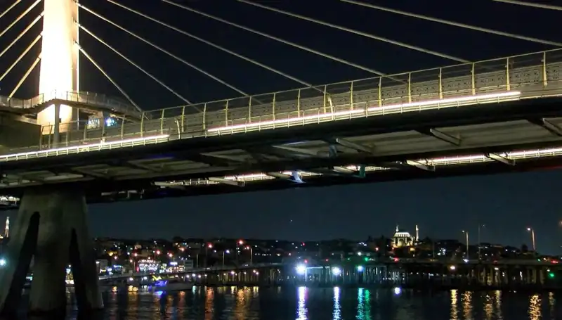 Metro Köprüsünden Denize Düşen Kişinin Arama Kurtarma Çalışmaları Devam Ediyor