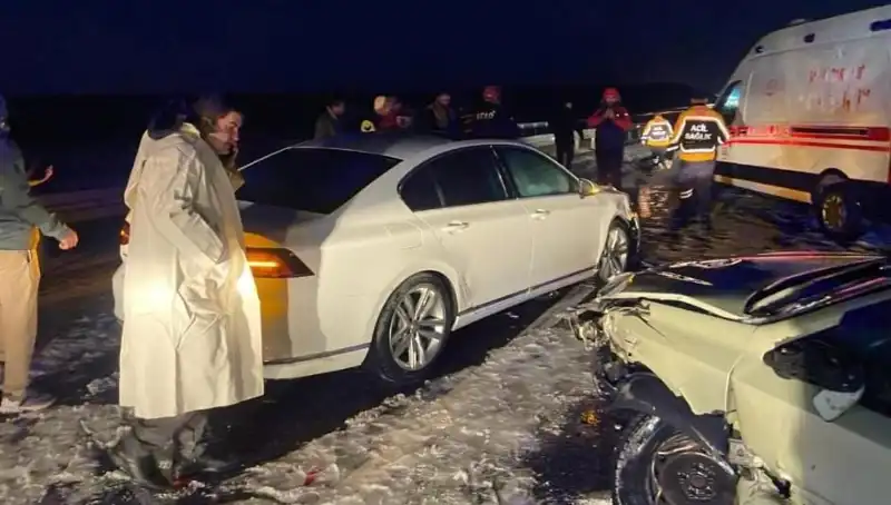 Aksaray'da Zincirleme Trafik Kazası: 15 Yaralı, Hayat Kayıpları Korkutuyor!