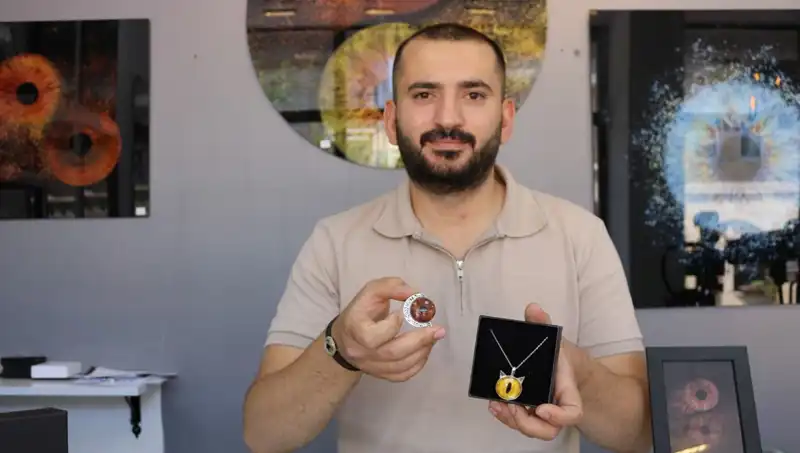 İris Fotoğraflarını Takı ve Tabloya Dönüştüren Sanatçı: "Bunu İlk Ben Yaptım!"