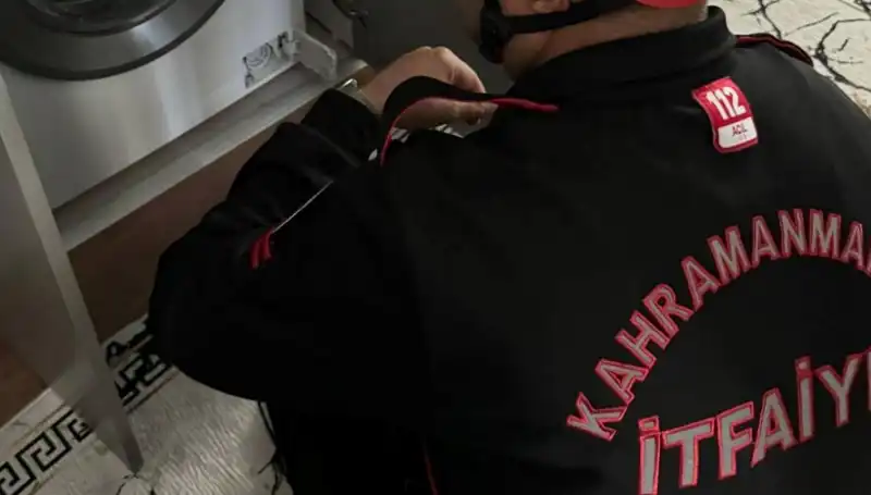 Çamaşır Makinesine Sıkışan Kediye İtfaiye Ekibi Kurtardı