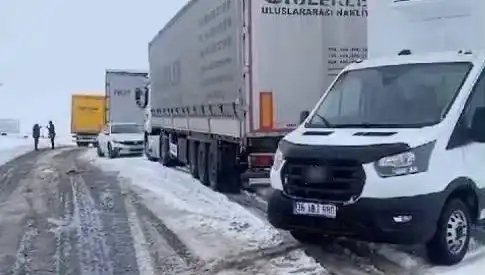 Kars-Ardahan Karayolunda Kar Yağışı TIR'ları Yolda Bıraktı: İnanılmaz Görüntüler
