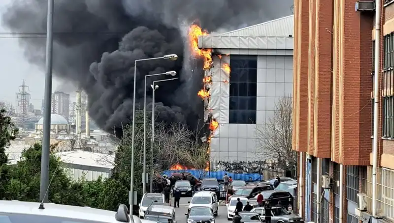Başakşehir Sanayi Sitesi'nde Korkutan Yangın! Ekipler Mücadele Ediyor