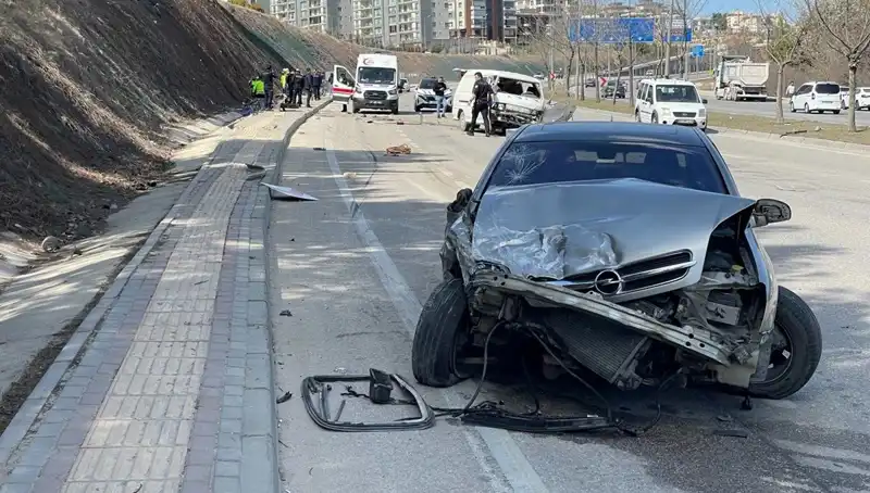 Otomobil Minibüse Çarptı: Feci Kaza Sonucu 1 Ölü, 3 Yaralı
