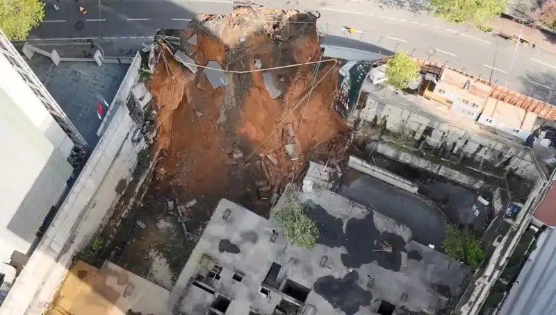 Sarıyer'de Trafiği Alt Üst Eden Yol Çökmesi Olayı