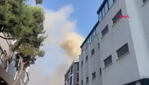 İstanbul'da Yangın Paniği: 4 Katlı İş Merkezinde Yangın Çıktı