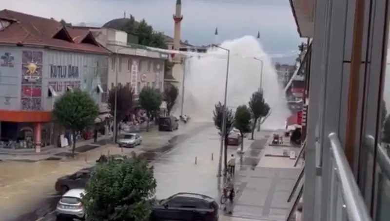 İçme Suyu Hattı Borusu Patladı: Şehirde Su Fıskırması Panik Yarattı
