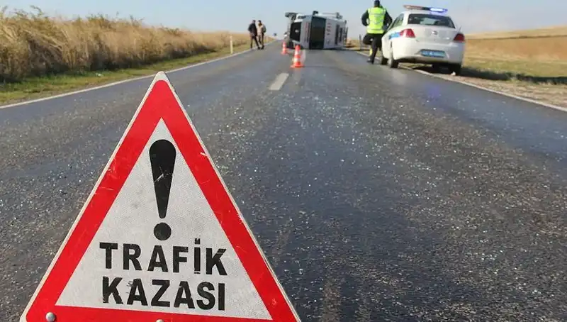 Otomobil Servis Minibüsüne Çarptı: 8 Kişi Yaralandı, Çocuklar Önde!