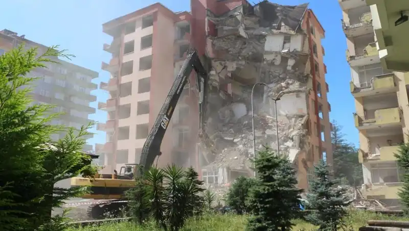 Dalgaların Etkisiyle İki Bina Yıkım Sürecine Girdi
